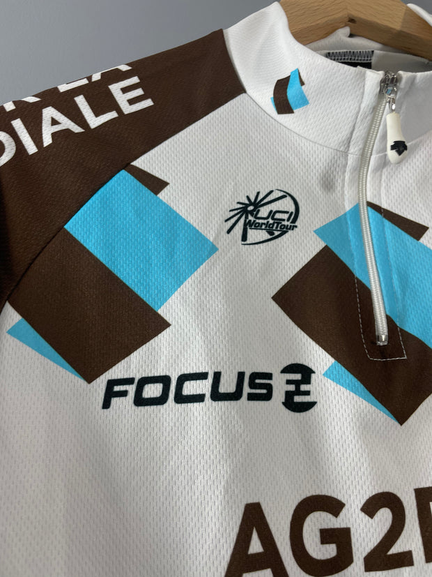 Maillot cycliste vintage AG2R LA MONDIALE Descente Focus